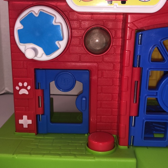 Fisher Price Little People Animal Rescue Adoption Center Playset Toy Incomplete - Picture 6 of 7